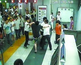 4男子北京地鐵上群毆,從北京站打到朝陽門,乘客怕誤傷讓出1節(jié)車廂