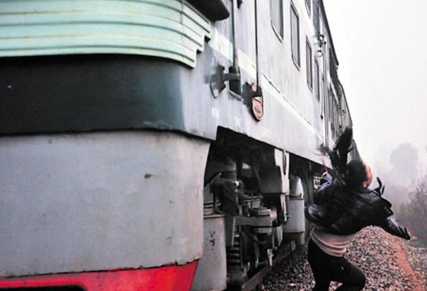 兩長沙女子為與火車拍照合影,逼停飛馳列車(圖)