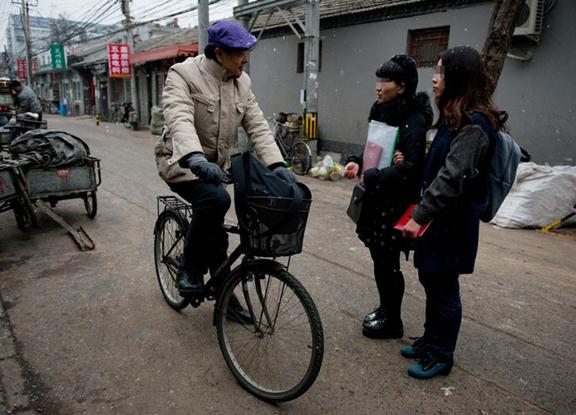 北京一對女同性戀結(jié)婚登記遭拒憤而擁吻,與著名演員濮存昕街頭交流