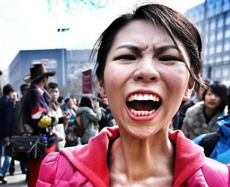 北影哭泣姐落榜大哭撒潑打滾圖走紅,網(wǎng)友調(diào)侃“哭這么丑怎么演瓊瑤戲”