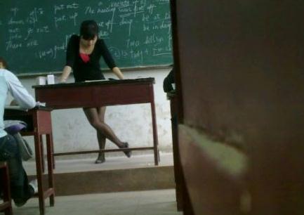 校規(guī):中學禁女教師穿黑絲襪 校長:防女生效仿男生心亂