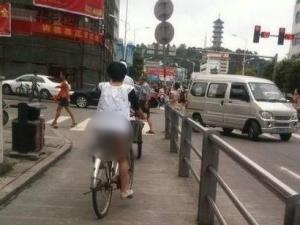 哎！閨女沒穿褲子就騎自行車上街了
