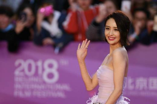 黃渤因念錯(cuò)佟麗婭名字佟婭麗道歉 口誤還是玩笑?