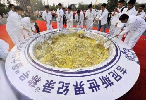 世界上最大份炒飯揚(yáng)州廚師們聯(lián)手烹飪了重達(dá)4192公斤的揚(yáng)州炒飯,打破去年9月土耳其3150公斤的炒飯紀(jì)錄,創(chuàng)造新的吉尼斯世界紀(jì)錄。