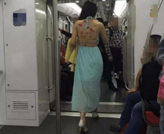 女大學(xué)生露后背寫(xiě)“第一美背,承接廣告” 進(jìn)地鐵被乘客拍照圍觀