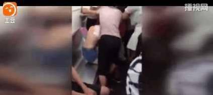 女孩因沒有讓座 差點被大媽扯下內(nèi)衣 大媽如此彪悍需要讓座?