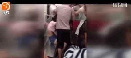 女孩因沒有讓座 差點被大媽扯下內(nèi)衣 大媽如此彪悍需要讓座?