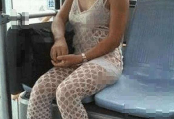背影殺手 公交車上男扮女裝穿著暴露身材火辣“奇女子”博眼球