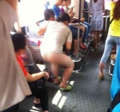 奇葩!女子公交車上內(nèi)急憋不住 當(dāng)眾淡定脫褲子尿尿 驚呆一車乘客