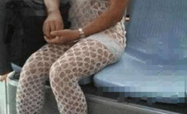 背影殺手 公交車上男扮女裝穿著暴露身材火辣“奇女子”博眼球