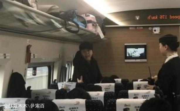 大媽高鐵午休被頭上的“腳臭”熏醒,怒找其理論,竟是兩位美女