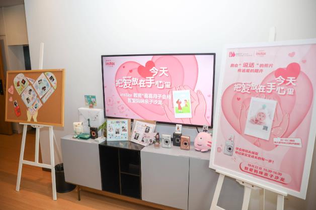 用拍立得定格新生命的小雀躍,讓手心里的愛有“聲”有色