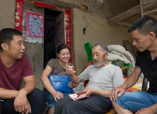 村干部到年齡一定要退嗎?哪些情況不能再擔(dān)任村干部?