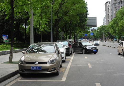 過斑馬線被車撞了要報(bào)警嗎?不規(guī)范停車被刮了有責(zé)任嗎?