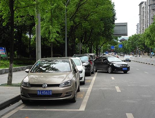 亂停車聯(lián)系不到車主怎么辦?車被堵了打122拖車費用誰出?