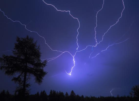 雷電天氣怎么保護(hù)自己?雷電黃色預(yù)警嚴(yán)重嗎