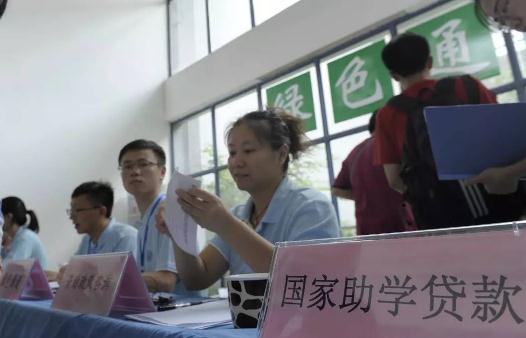 助學(xué)貸款畢業(yè)第一年要還本金嗎 助學(xué)貸款續(xù)貸可以線下申請嗎