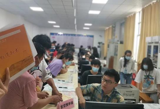 申請助學(xué)貸款的人多嗎?辦理助學(xué)貸款需要什么條件?