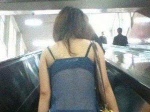 ?姐，穿這樣也逛街？內(nèi)褲外穿太霸氣鳥