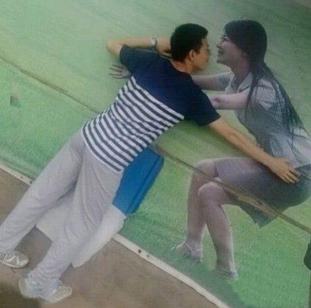 作為單身狗沒女朋友怎么辦?沒關(guān)系,我有美女海報(bào).jpg