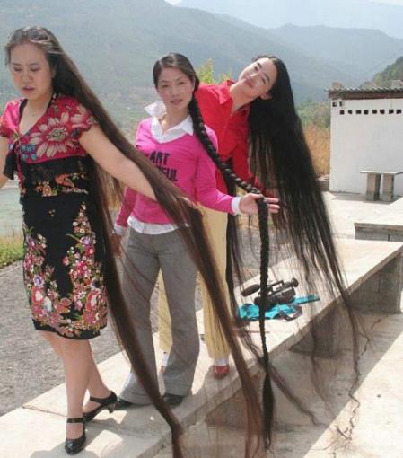 這么長的頭發(fā),洗次頭,這得多浪費(fèi)洗發(fā)水啊.jpg