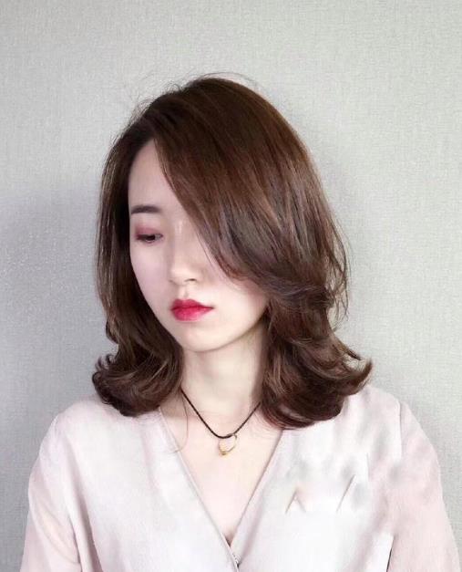 染完頭洗頭發(fā)掉色會掉完嗎?什么顏色的染發(fā)褪色之后更好看