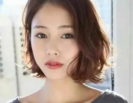 頭發(fā)軟化焦了長出來的新發(fā)還會好嗎?頭發(fā)軟化焦了成玉米須怎么修復(fù)