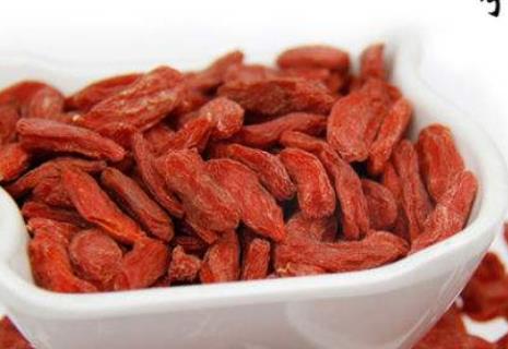 發(fā)現(xiàn)不少男性的頭頂頭發(fā)稀疏 治療脫發(fā)的食物