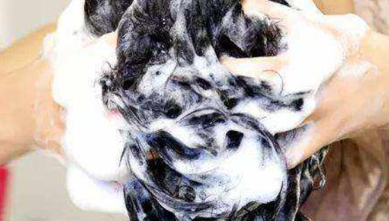 治療脫發(fā)通過合理的洗頭來進行有效緩解 治療脫發(fā)的三大誤區(qū)