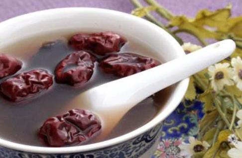 何首烏具有生發(fā)黑發(fā)的作用 脫發(fā)的食療法之何首烏煲雞蛋