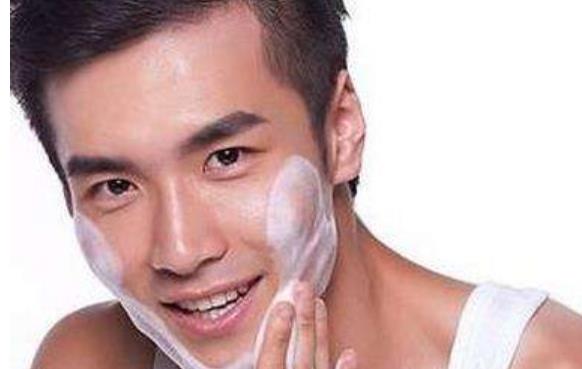 男性也是需要護(hù)膚的 教男人去黑頭的小方法
