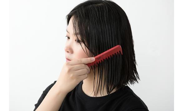 每個人每天都會有不同程度的掉發(fā)現(xiàn)象 養(yǎng)護頭發(fā)避免脫發(fā)