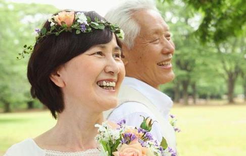 長白頭發(fā)與什么因素有關(guān) 吃黑芝麻就能減少白頭發(fā)嗎