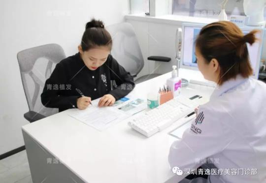 青逸植發(fā)醫(yī)院眾多醫(yī)生跟專家一同見(jiàn)證青逸咨詢助理唯唯的完美蛻變