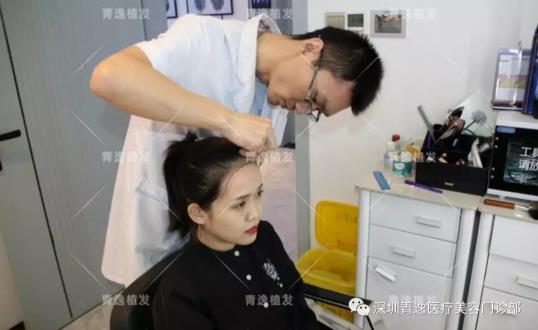 青逸植發(fā)醫(yī)院眾多醫(yī)生跟專家一同見(jiàn)證青逸咨詢助理唯唯的完美蛻變