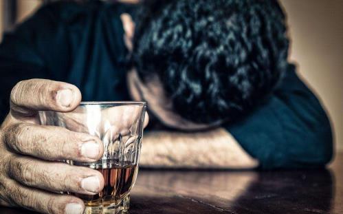 男人喝醉酒不僅傷肝還會傷心 預(yù)防醉酒吃什么