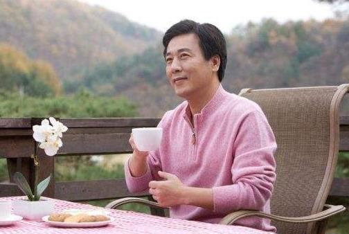 40歲是男人健康分水嶺 少煙少酒不熬夜才能更健康