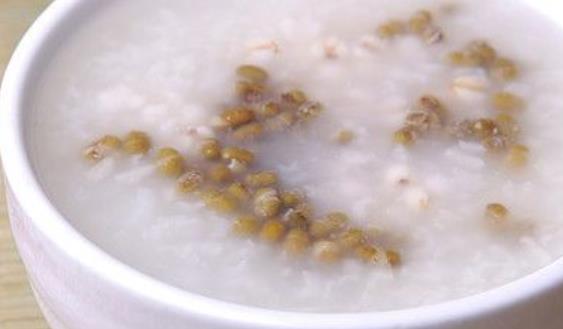 男性擁有一個(gè)好的睡眠是非常重要的 推薦五款食譜有效治療失眠