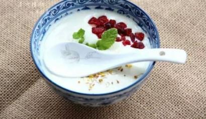 越來(lái)越多的男人關(guān)注美容護(hù)膚的信息了 9種食物幫男性打造好肌膚
