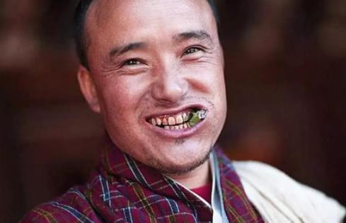 吃檳榔出汗是怎么回事 長(zhǎng)期吃檳榔會(huì)有什么樣的危害