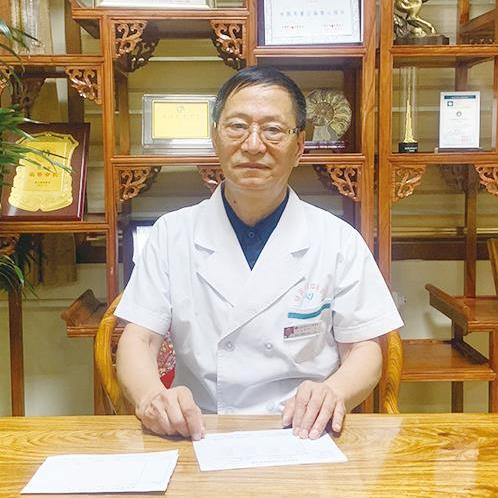 北京安定門中醫(yī)醫(yī)院劉學(xué)謙說:男性肺癌患者的復(fù)發(fā)高峰