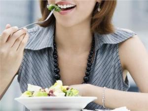 上火怎么辦？女白領(lǐng)壓力大易上火多吃清火食物