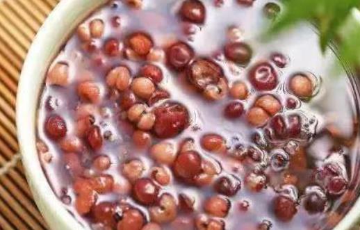 女人濕氣重會使女人出現(xiàn)小便渾濁 推薦2種去濕的食物