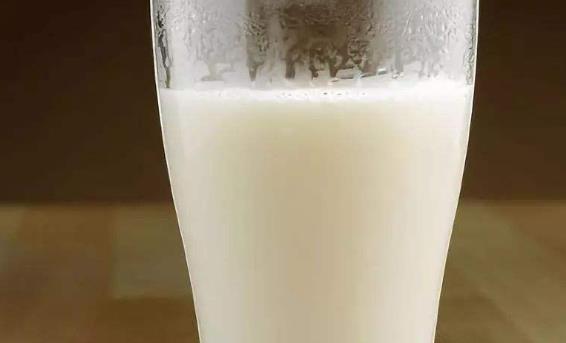 女人天生愛(ài)吃零食 睡前吃這10種食物養(yǎng)顏又助眠
