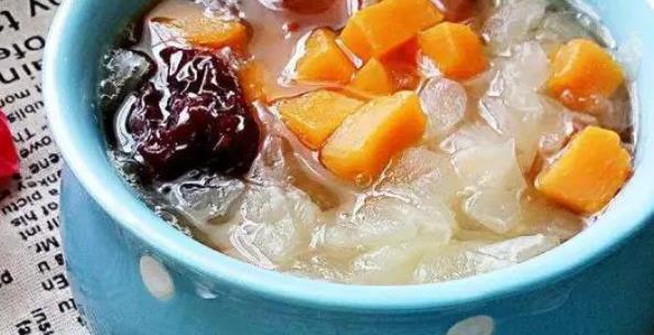 食療的方法也是很重要的 常吃這些補(bǔ)水抗衰老