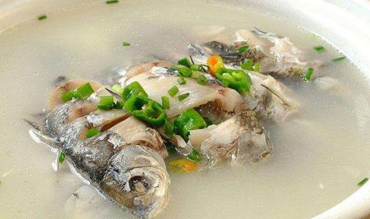 食療的方法也是很重要的 常吃這些補(bǔ)水抗衰老