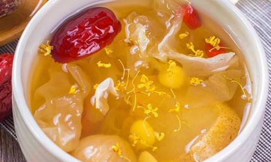 食療的方法也是很重要的 常吃這些補(bǔ)水抗衰老