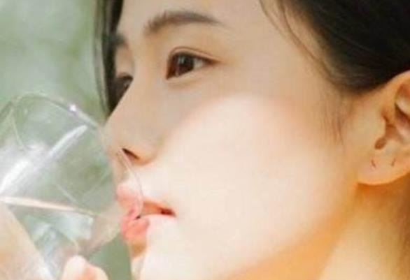 女性必喝不可的美容水 補(bǔ)充水分對養(yǎng)膚有影響