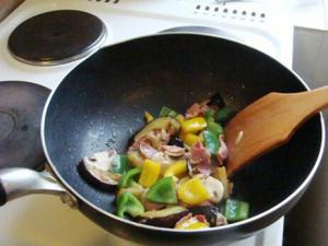 怎么炒菜不濺油？燒油前先把鍋擦干凈