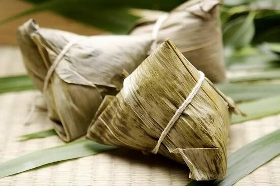 包粽子葉是用什么葉子?我國(guó)很早就出現(xiàn)用蘆葦葉包粽子的習(xí)俗